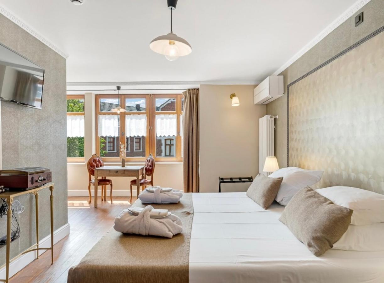 Cafe Rene Borgloon Bed & Breakfast Екстериор снимка